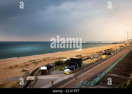 moody cloud formazioni sul lungomare di Brighton Foto Stock