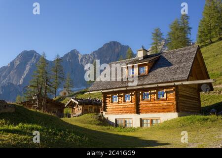 Ramsau am Dachstein, Stiria/Austria - 09 04 2013: Splendido paesaggio montano con piccola cabina Foto Stock