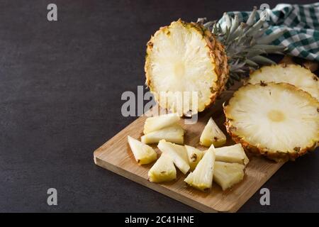 Fette di ananas fresche su sfondo di ardesia nera Foto Stock