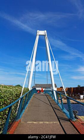 Una vista del ponte pedonale sul fiume Bure tra Wroxham e Hoveton sulla Norfolk Broads a Wroxham, Norfolk, Inghilterra, Regno Unito. Foto Stock