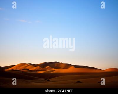 MERZOUGA, MAROCCO - CIRCA 2018 MAGGIO: La mattina luce dorata sulle dune del deserto del Sahara Foto Stock