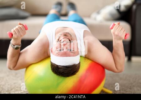 L'uomo a casa durante la quarantena entra per lo sport Foto Stock