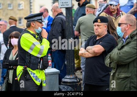 Richmond, North Yorkshire, UK - 14 giugno 2020: Un ufficiale di polizia affronta i manifestanti britannici anti anti BLM contro una protesta Black Lives Matter Foto Stock