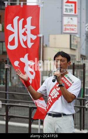 Tokyo, Giappone. 23 Giugno 2020. Il candidato Taisuke Ono indossa uno scudo per la bocca durante il suo discorso di campagna per l'elezione gubernatorial di Tokyo fuori dalla stazione di Shimokitazawa. ONO, ex vice governatore della prefettura di Kumamoto, sta facendo una campagna elettorale per le elezioni gubernatorial di Tokyo, che si terranno il 5 luglio. Credit: Rodrigo Reyes Marin/ZUMA Wire/Alamy Live News Foto Stock