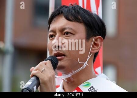 Tokyo, Giappone. 23 Giugno 2020. Il candidato Taisuke Ono indossa uno scudo per la bocca durante il suo discorso di campagna per l'elezione gubernatorial di Tokyo fuori dalla stazione di Shimokitazawa. ONO, ex vice governatore della prefettura di Kumamoto, sta facendo una campagna elettorale per le elezioni gubernatorial di Tokyo, che si terranno il 5 luglio. Credit: Rodrigo Reyes Marin/ZUMA Wire/Alamy Live News Foto Stock