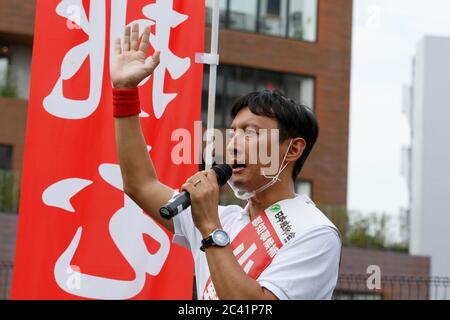 Tokyo, Giappone. 23 Giugno 2020. Il candidato Taisuke Ono indossa uno scudo per la bocca durante il suo discorso di campagna per l'elezione gubernatorial di Tokyo fuori dalla stazione di Shimokitazawa. ONO, ex vice governatore della prefettura di Kumamoto, sta facendo una campagna elettorale per le elezioni gubernatorial di Tokyo, che si terranno il 5 luglio. Credit: Rodrigo Reyes Marin/ZUMA Wire/Alamy Live News Foto Stock