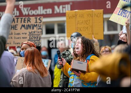 Richmond, North Yorkshire, UK - 14 giugno 2020: Una protesta femminile gridando ad una protesta della materia Black Lives. Circondato da altri manifestanti che indossano PP Foto Stock