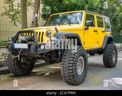 Parcheggiato giallo fuori strada SUV auto. Foto Stock