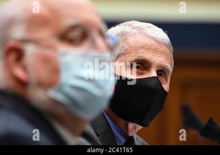 Dr. Anthony Fauci (R), Direttore, Istituto Nazionale per le allergie e le malattie infettive, Istituti nazionali di Salute, E il Dr. Robert Redfield, Direttore dei Centri per il controllo e la prevenzione delle malattie, testimoniano durante un'audizione del Comitato della Camera sull'energia e il Commercio sulla risposta dell'Amministrazione Trump alla pandemia COVID-19, su Capitol Hill a Washington, DC martedì 23 giugno 2020. Photo by Kevin Dietsch/UPICredit: Kevin Dietsch/Pool via CNP | usage worldwide Foto Stock