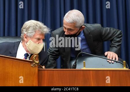 Washington, Stati Uniti. 23 Giugno 2020. Il Presidente Frank Pallone (D-NJ) (L) parla con il Dr. Anthony Fauci, direttore dell'Istituto Nazionale per le allergie e le malattie infettive, durante un'audizione del Comitato della Camera sull'energia e il Commercio sulla risposta dell'Amministrazione Trump alla Pandemica COVID-19, a Capitol Hill a Washington, DC martedì 23 giugno 2020. Foto di Kevin Dietsch/UPI Credit: UPI/Alamy Live News Foto Stock