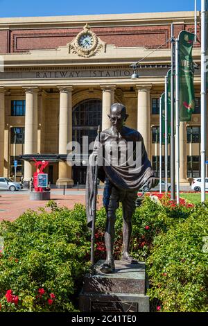 Wellington, Nuova Zelanda: Statua di Mahatma Ghandi di fronte alla stazione ferroviaria di Wellington. Scolpito dall'artista Gautam Pal. Foto Stock