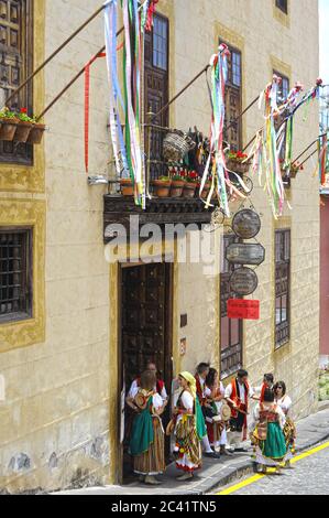Festa di giovani donne e uomini delle Canarie vestite in costume tradizionale, pronti per una grande festa locale, Romeria de San Isidro, la Orotava Foto Stock