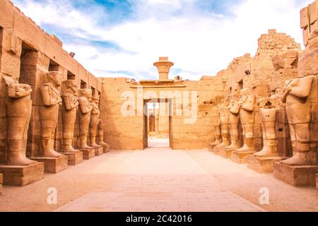 Antiche rovine del tempio di Karnak, sito patrimonio dell'umanità dell'UNESCO, Luxor, Egitto. Foto Stock