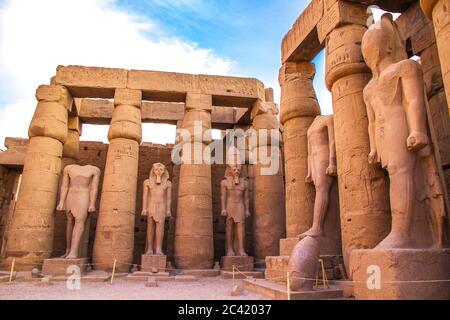 Antiche rovine del tempio di Luxor, sito patrimonio dell'umanità dell'UNESCO, Luxor, Egitto. Foto Stock