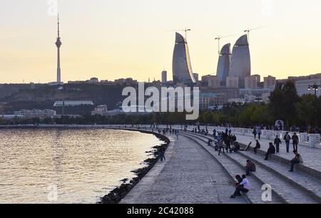 Persone che camminano sul viale Baku . La sera si cammina sul viale. Vista notturna di Baku e del mare del Mar Caspio. Tramonto a Baku Foto Stock