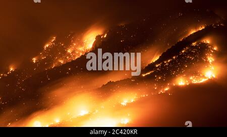 Bighorn Fire infuria nelle montagne di Santa Catalina, Tucson, Arizona, Stati Uniti Foto Stock