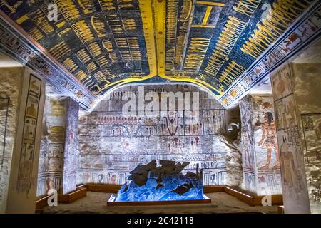 Antiche camere di sepoltura per faraoni con geroglifici alla valle dei re, Luxor, Egitto. Foto Stock