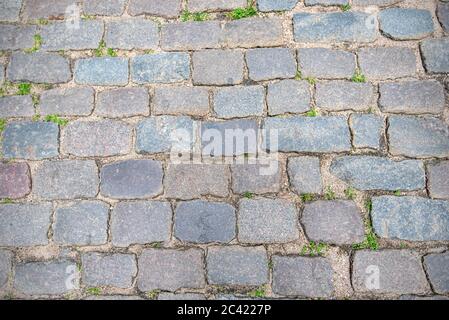 Pavimentazione in pietra o strada nella città vecchia come sfondo, acciottolato d'epoca Foto Stock