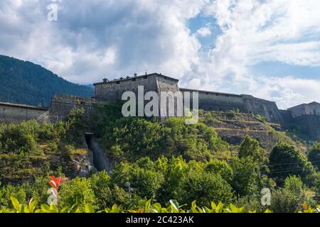 Exilles, Italia - 21 agosto 2019: Il Forte Exilles è un complesso fortificato nella Valle di Susa, Città Metropolitana di Torino, Piemonte, Italia settentrionale Foto Stock