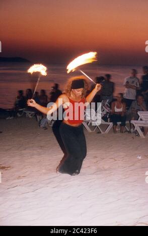 Festa del tramonto fuori Cafe Mambo a San Antonio Ibiza Isole Baleari Spagna Foto Stock