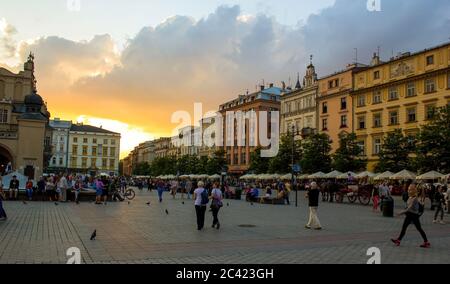 Cracovia, Polonia - 23 MAGGIO 2014: Una vista sulla piazza principale turistica al tramonto nel centro della città di Cracovia in Polonia, Europa centrale Foto Stock