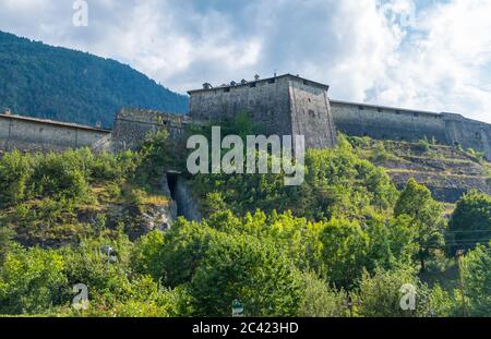 Exilles, Italia - 21 agosto 2019: Il Forte Exilles è un complesso fortificato nella Valle di Susa, Città Metropolitana di Torino, Piemonte, Italia settentrionale Foto Stock