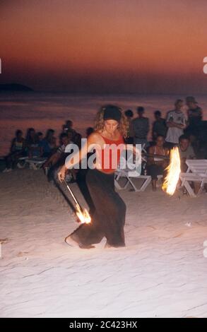 Festa del tramonto fuori Cafe Mambo a San Antonio Ibiza Isole Baleari Spagna Foto Stock