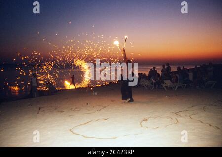 Festa del tramonto fuori Cafe Mambo a San Antonio Ibiza Isole Baleari Spagna Foto Stock