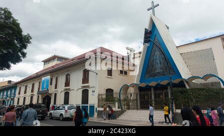 Inmaculada Concepcion de Loja, Loja / Ecuador - Marzo 30 2019: Vista dell'unità educativa la Inmaculada nel centro storico della città Foto Stock