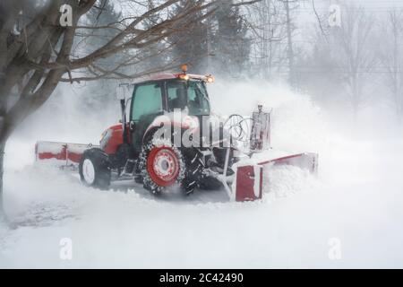 Spazzaneve che soffia neve dal vialetto durante Blizzard, Meaford, Ontario, Canada Foto Stock