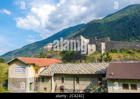 Exilles, Italia - 21 agosto 2019: Il Forte Exilles è un complesso fortificato nella Valle di Susa, Città Metropolitana di Torino, Piemonte, Italia settentrionale Foto Stock