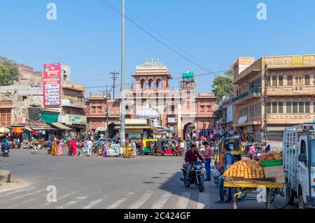 Nai Sarak, una strada trafficata nel centro della città vicino al mercato Sardar, Jodhpur, Rajasthan, India Foto Stock