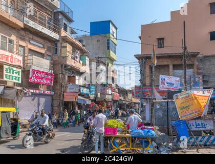 Nai Sarak, una strada trafficata nel centro della città, Jodhpur, Rajasthan, India Foto Stock