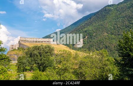 Exilles, Italia - 21 agosto 2019: Il Forte Exilles è un complesso fortificato nella Valle di Susa, Città Metropolitana di Torino, Piemonte, Italia settentrionale Foto Stock