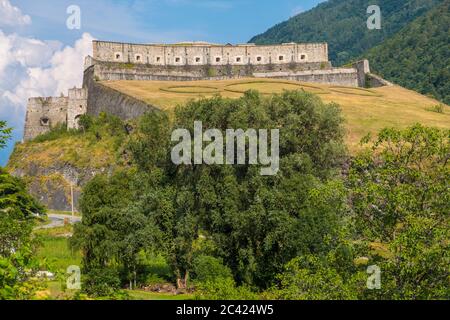 Exilles, Italia - 21 agosto 2019: Il Forte Exilles è un complesso fortificato nella Valle di Susa, Città Metropolitana di Torino, Piemonte, Italia settentrionale Foto Stock