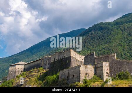 Exilles, Italia - 21 agosto 2019: Il Forte Exilles è un complesso fortificato nella Valle di Susa, Città Metropolitana di Torino, Piemonte, Italia settentrionale Foto Stock