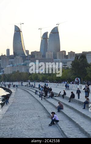 Persone che camminano sul viale Baku . La sera si cammina sul viale. Vista notturna di Baku e del mare del Mar Caspio. Tramonto a Baku Foto Stock