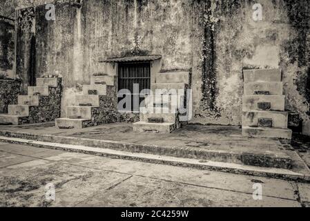 Scale su entrambi i lati di una porta, Valladolid, Yucatan, Messico Foto Stock