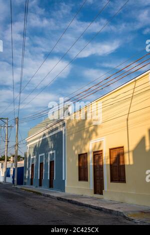Strada deserta in un quartiere residenziale, Merida, Messico Foto Stock