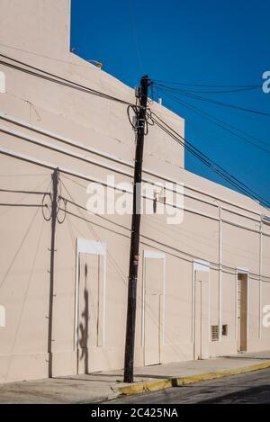 Palo di utilità in una strada soleggiata, Merida, Messico Foto Stock