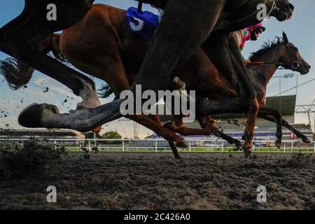 Una vista generale mentre i corridori passano la tribuna all'ippodromo di Kempton Park. Foto Stock