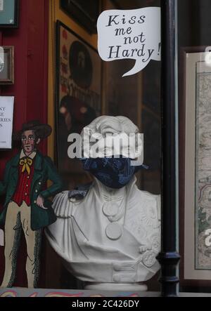 Un busto dell'ammiraglio Horatio Nelson Warwick che indossa una maschera facciale con una bolla di parola che dice 'Kiss me Not Hardy', visualizzato nella finestra della Warwick Leadlay Gallery a Greenwich, Londra, mentre ulteriori restrizioni di blocco del coronavirus sono revocate in Inghilterra. Foto Stock