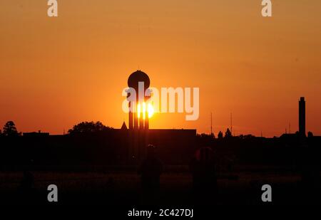 Berlino, Germania. 23 Giugno 2020. Atmosfera serale sul Tempelhofer Feld. Credit: Annette Riedl/dpa/Alamy Live News Foto Stock