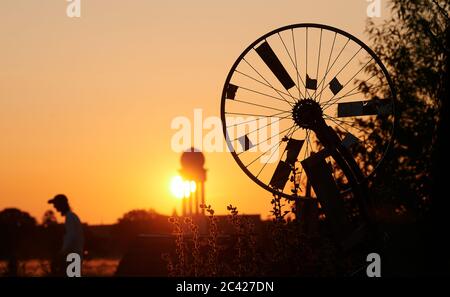 Berlino, Germania. 23 Giugno 2020. Atmosfera serale sul Tempelhofer Feld. Credit: Annette Riedl/dpa/Alamy Live News Foto Stock