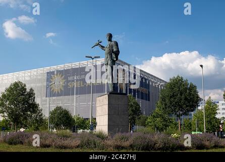 Merkur Spiel Arena Duesseldorf Germania 20.6,2020, calcio: Bundesliga season 2019/20 Matchday 33, fortuna Duesseldorf (F95, bianco) vs FC Augsburg (FCA, nero) — vista esterna dello stadio a causa della pandemia di Corona, le partite si giocano in stadi vuoti senza spettatori crediti: AnkeWaelischmiller/Sven Simon/Pool/via Kolvenbach Foto Stock