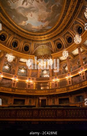 Versailles, Francia - 27 agosto 2019: Opera reale al Palazzo di Versailles. È stato aggiunto alla lista dei siti Patrimonio dell'Umanità dell'UNESCO. Foto Stock