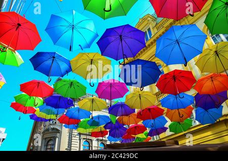 Calle decoro, lotti di ombrelloni colorati in aria, Belgrado, Serbia Foto Stock