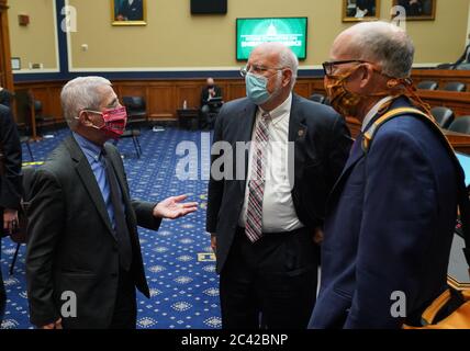 Washington, Stati Uniti. 23 Giugno 2020. Il Dott. Anthony Fauci, direttore dell'Istituto Nazionale per le allergie e le malattie infettive, il Dott. Robert Redfield, direttore dei Centri per il controllo e la prevenzione delle malattie, E il membro del ranking Greg Walden (R-OR) ha parlato dopo un'audizione del Comitato per l'energia e il commercio della Camera sulla risposta dell'amministrazione Trump alla pandemia COVID-19, a Capitol Hill a Washington, DC martedì 23 giugno 2020. Foto di Kevin Dietsch/UPI Credit: UPI/Alamy Live News Foto Stock