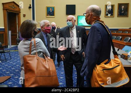 Washington, Stati Uniti. 23 Giugno 2020. Il Dott. Anthony Fauci, direttore dell'Istituto Nazionale per le allergie e le malattie infettive, il Dott. Robert Redfield, direttore dei Centri per il controllo e la prevenzione delle malattie, E il membro del ranking Greg Walden (R-OR) ha parlato dopo un'audizione del Comitato per l'energia e il commercio della Camera sulla risposta dell'amministrazione Trump alla pandemia COVID-19, a Capitol Hill a Washington, DC martedì 23 giugno 2020. Foto di Kevin Dietsch/UPI Credit: UPI/Alamy Live News Foto Stock