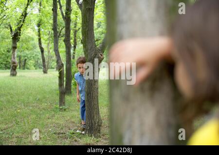 I bambini di giocare a nascondino Foto Stock